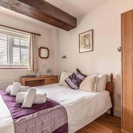 4 Bed 3 Baths In Central Windsor! Walk 2 All The Sights! Legoland 5 Min Drive מראה חיצוני תמונה