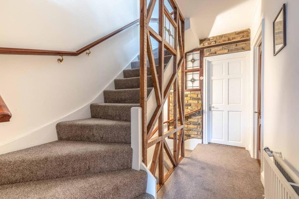 4 Bed 3 Baths In Central Windsor! Walk 2 All The Sights! Legoland 5 Min Drive מראה חיצוני תמונה